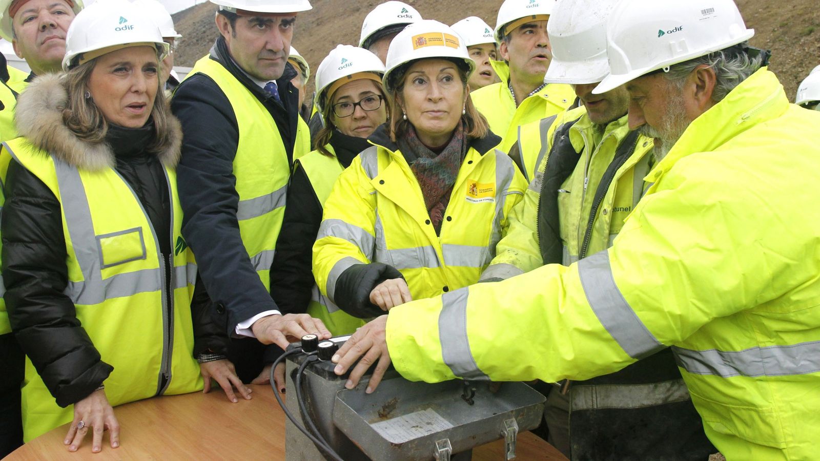 Foto: La ministra de Fomento, Ana Pastor, durante una visita a las obras del AVE a Galicia el pasado enero. (EFE)
