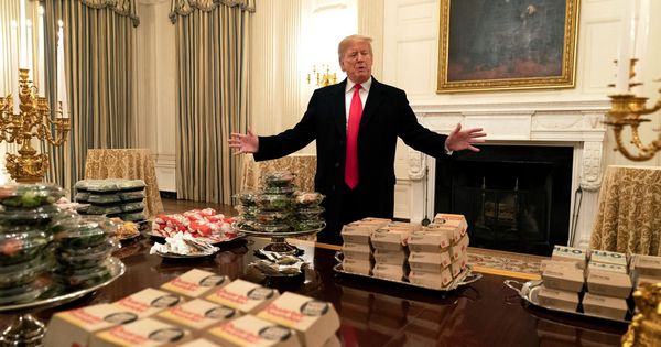 Foto: Donald Trump, delante de los cientos de hamburguesas que ofreció a los Clemson Tigers en la Casa Blanca