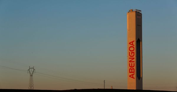 Foto: A tower belonging to the abengoa solar plant is seen at the "solucar" solar park in sanlucar la mayor, southern spain
