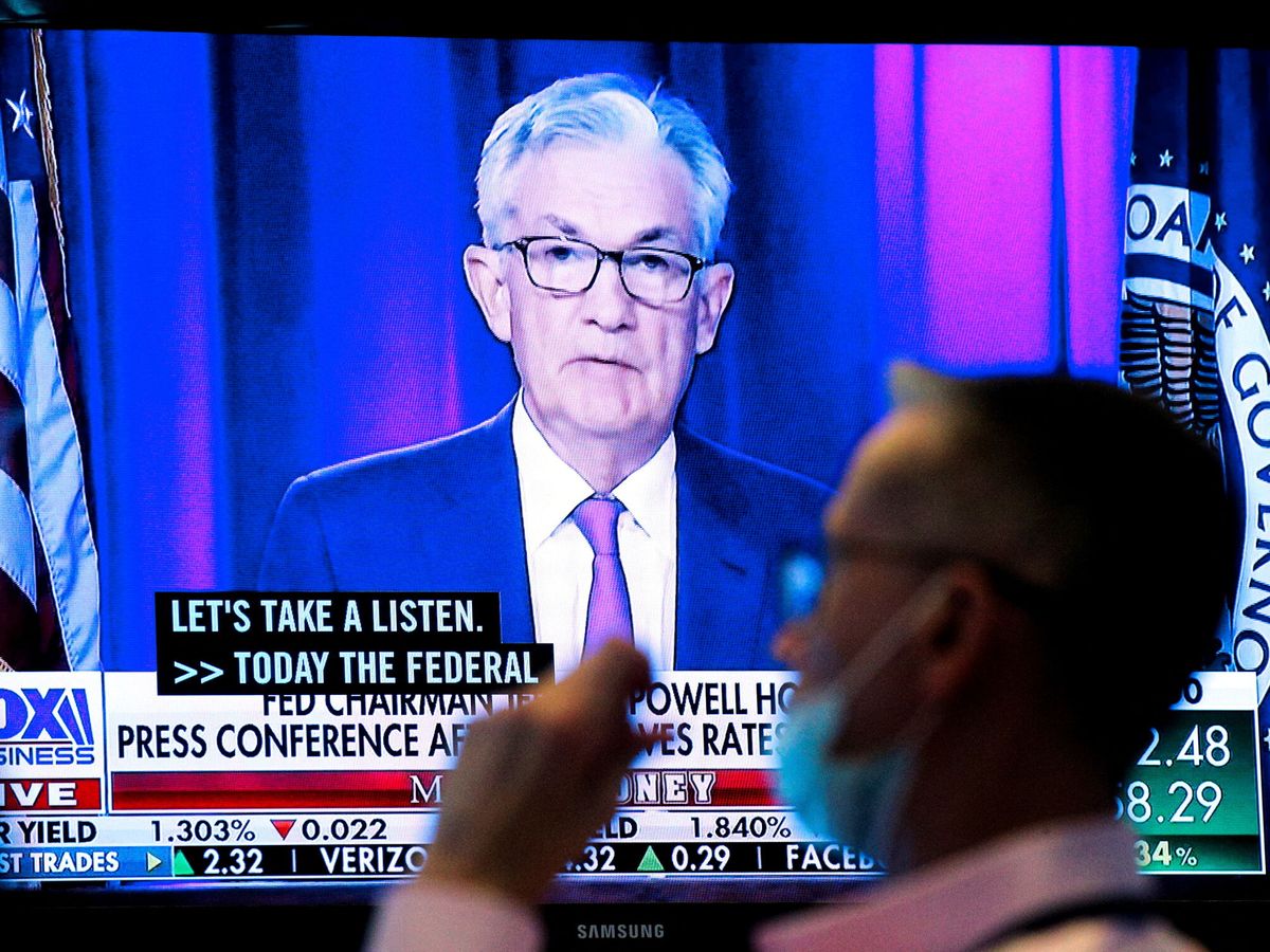 Foto: Un trader trabaja frente a una pantalla en la que se emite una comparecencia del presidente de la Fed, Jerome Powell. (Brendan McDermid/ Reuters)