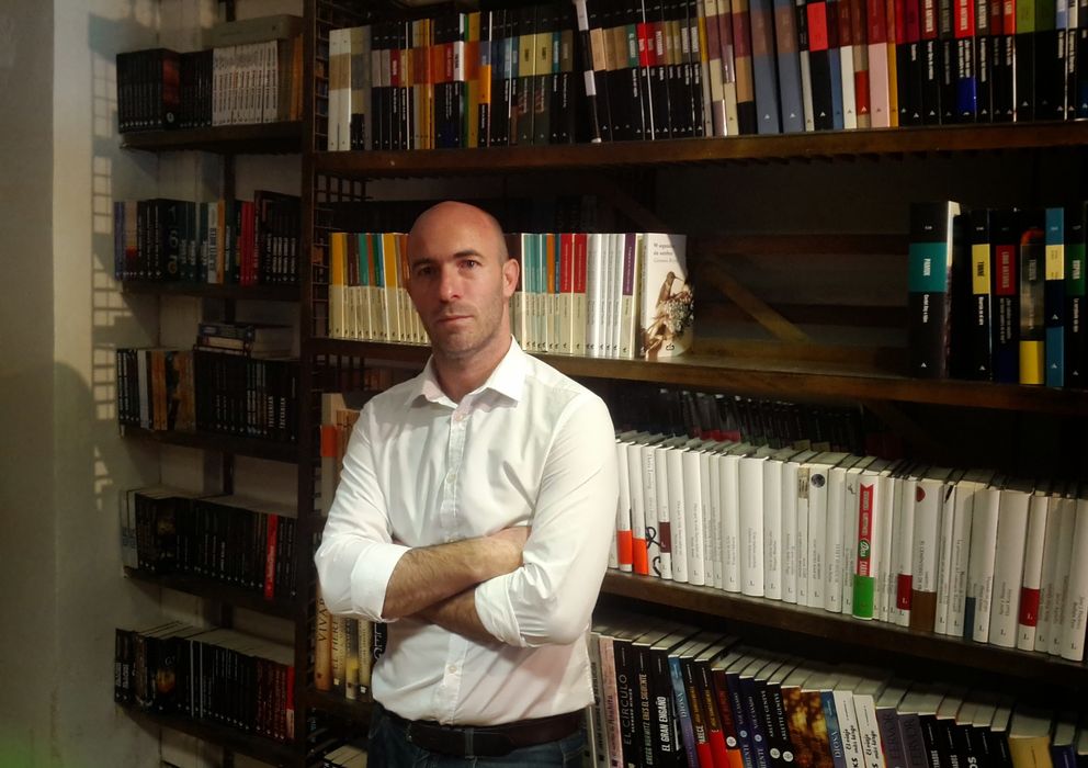 Foto: El periodista Juan Scaliter en la sede del grupo Penguin Random House. (M. Ayuso)