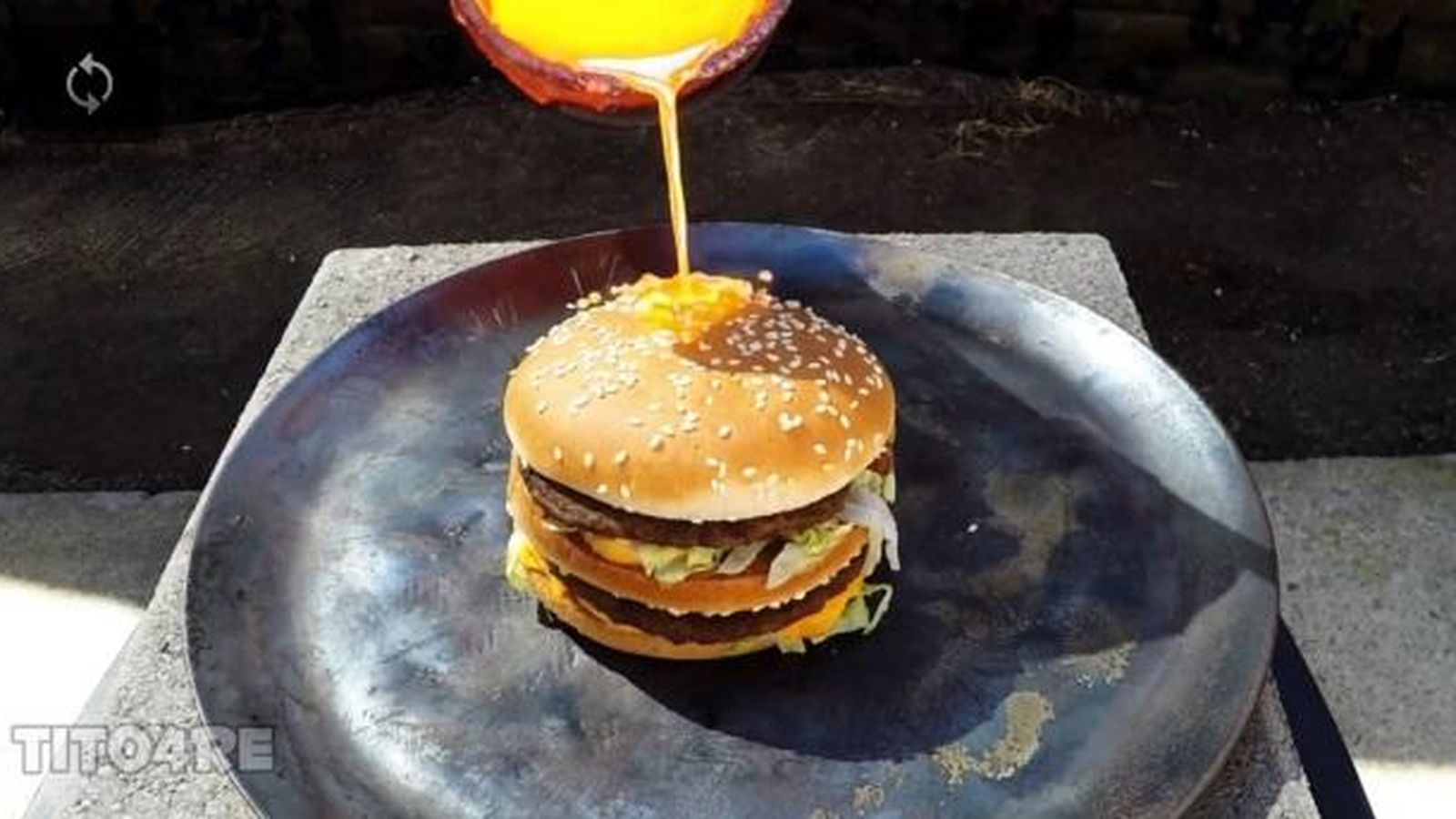 Foto: El Big Mac, intacto, tras echarle cobre fundido (Tito4ore)