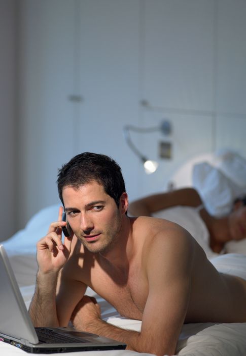Foto: Dos encuestas sugieren que no podemos olvidarnos del móvil ni siquiera en la cama. (Corbis)
