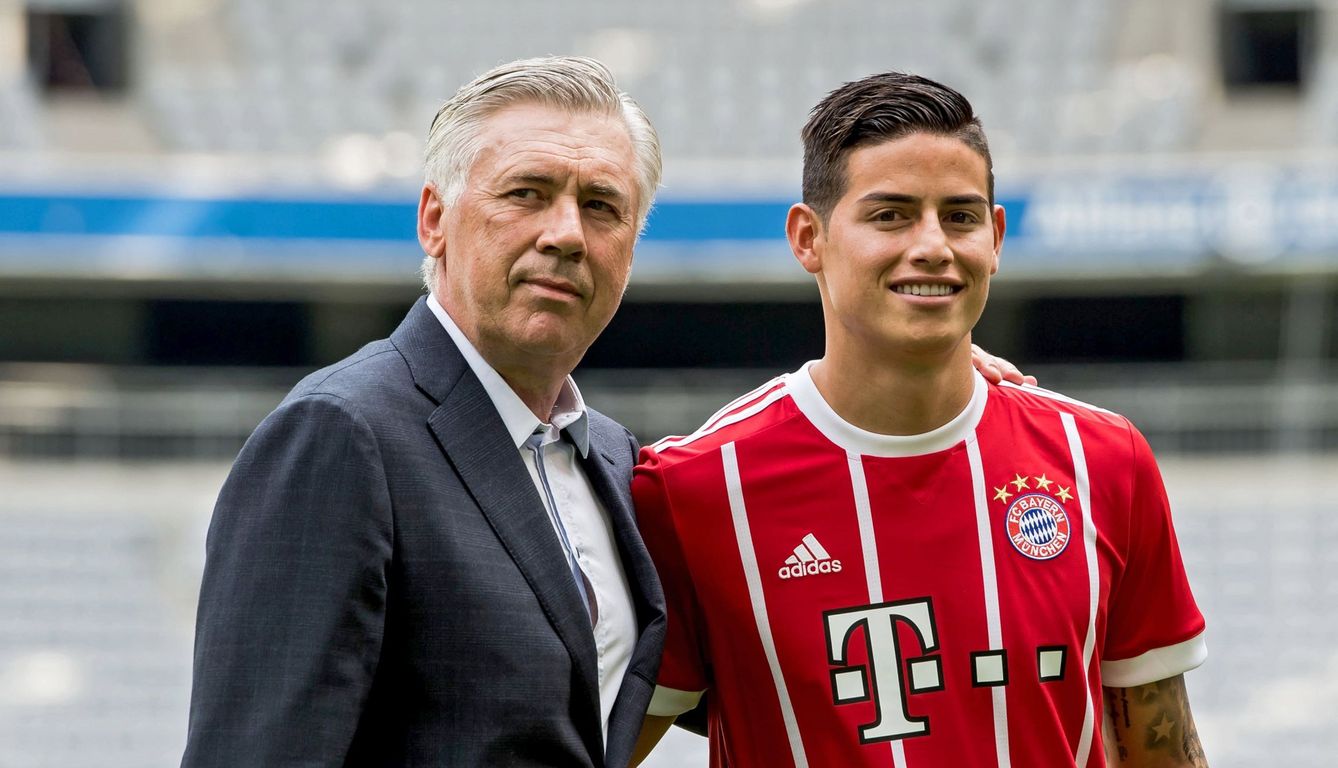 Carlo Ancelotti junto a James cuando éste fichó por el Bayern. (EFE)