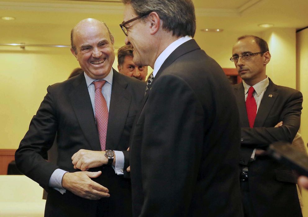 Foto: Luis de Guindos saluda a Artur Mas durante la jornada inaugural de las XXX jornadas del Círculo de Economía de Sitges. (EFE)