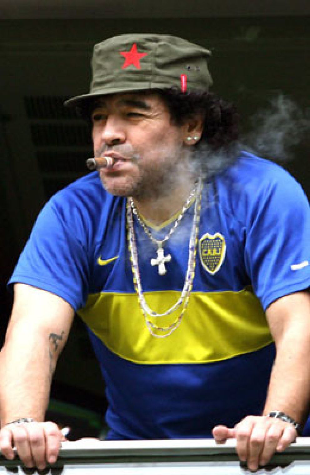 Foto: Maradona provoca una alerta por fuego en un hotel de Manchester al fumarse un puro