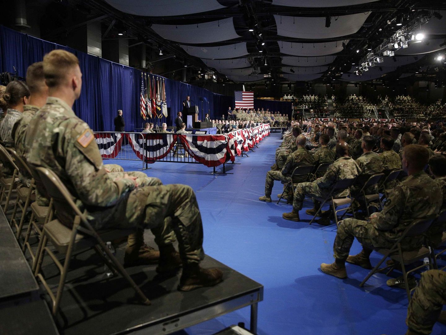 Militares estadounidenses escuchan al presidente Donald Trump, en Fort Myer, Virginia. (Reuters)