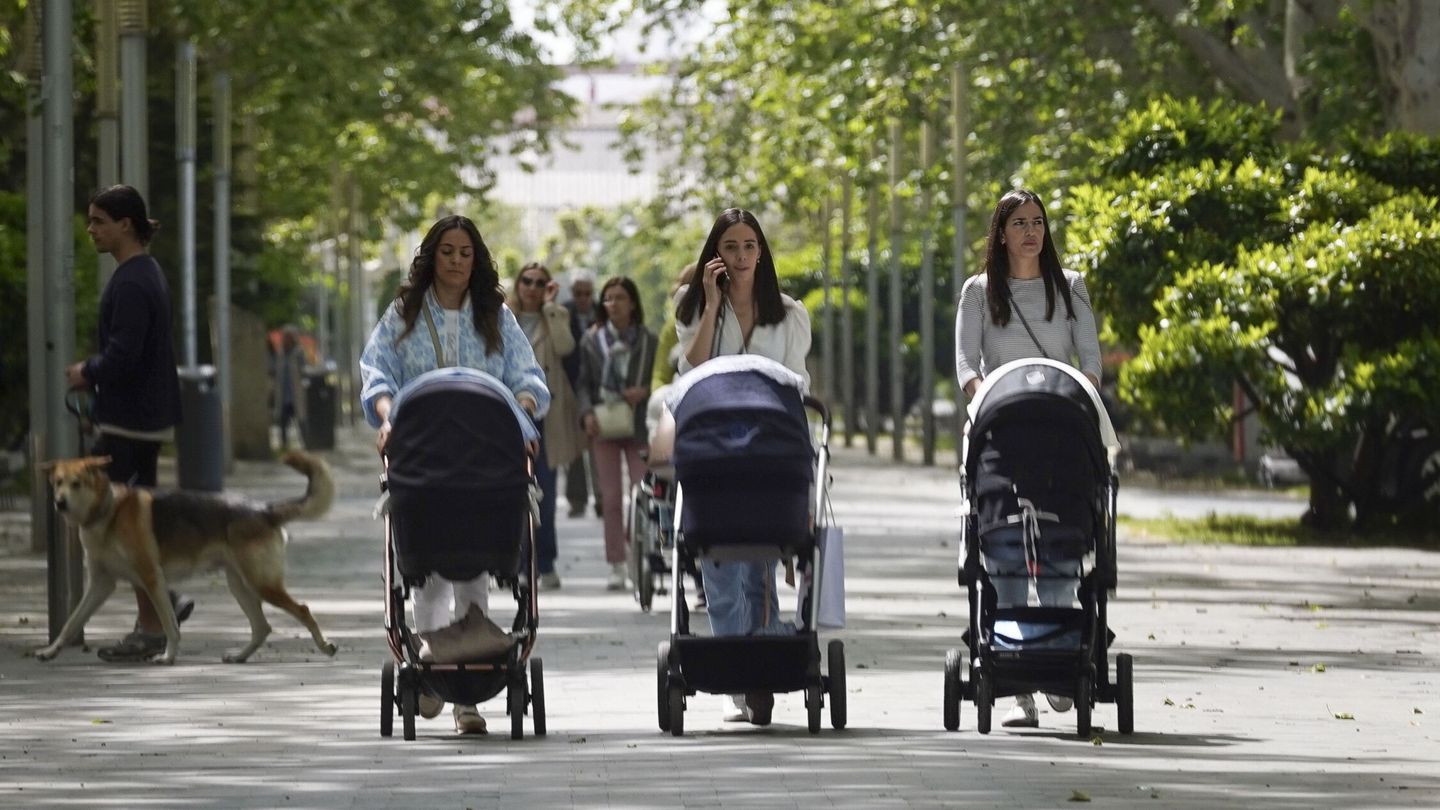 tres mujeres paseando con sus carritos de bebés (EFE)