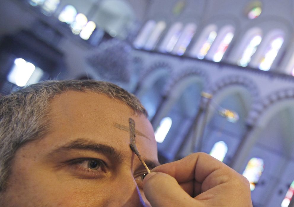 Foto: Un cristiano maronita durante un servicio en el Ash Monday en una iglesia de Beirut, Líbano (Reuters).
