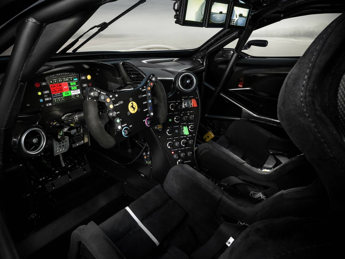 El interior es definido por Ferrari como minimalista. Pero, más que eso, es muy deportivo.