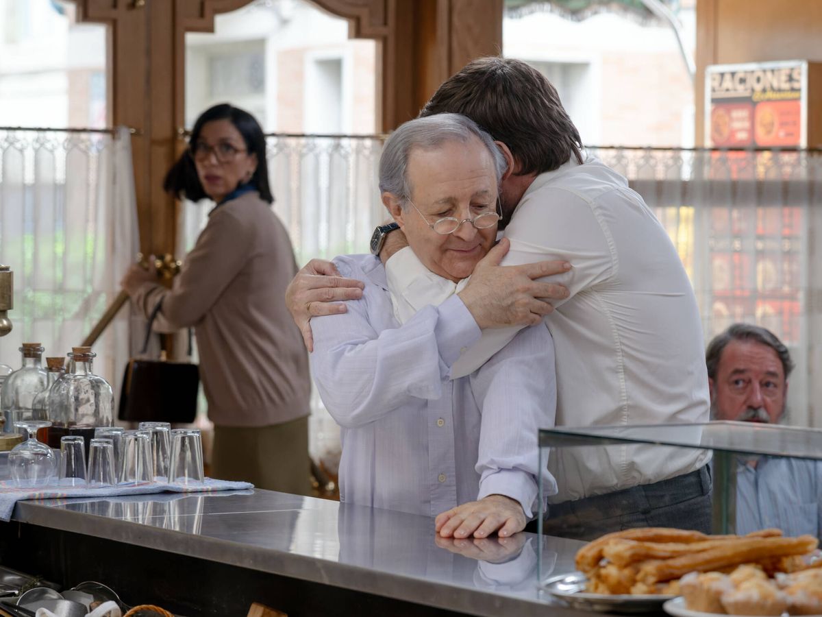 Foto: Marcelino se reconcilia con Pelayo en 'Amar es para siempre'. (Atresmedia)