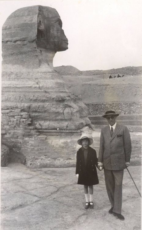 Cayetana y su padre, Jacobo Fitz-James Stuart, en 1933 en Egipto. (Cortesía)