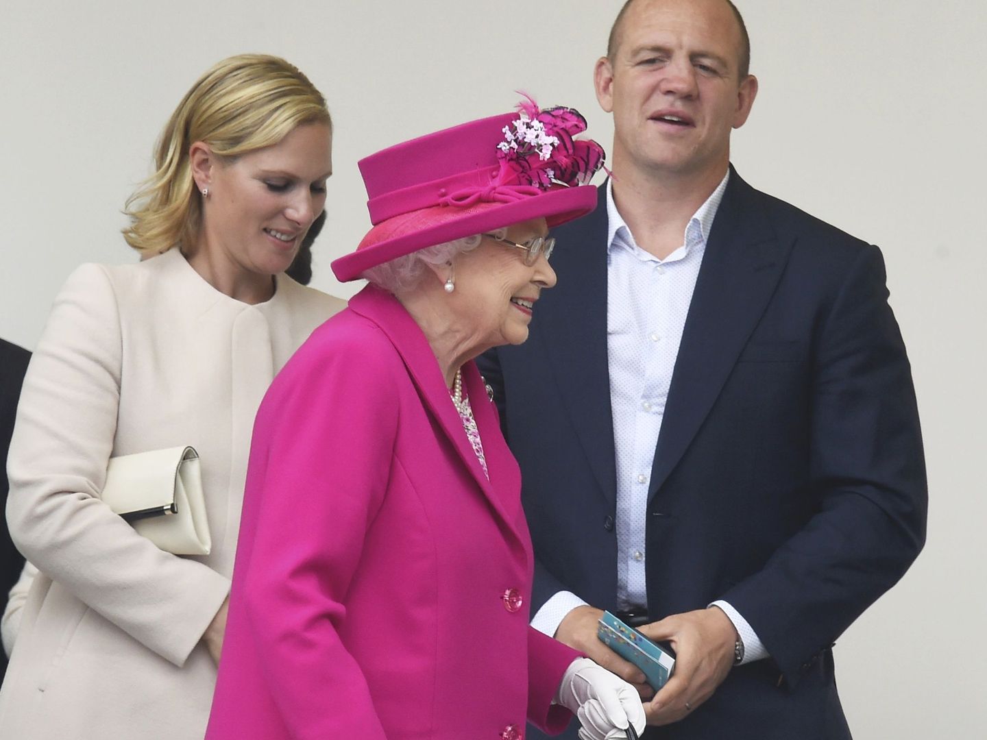 Zara y Mike, con la reina Isabel II. (Reuters)