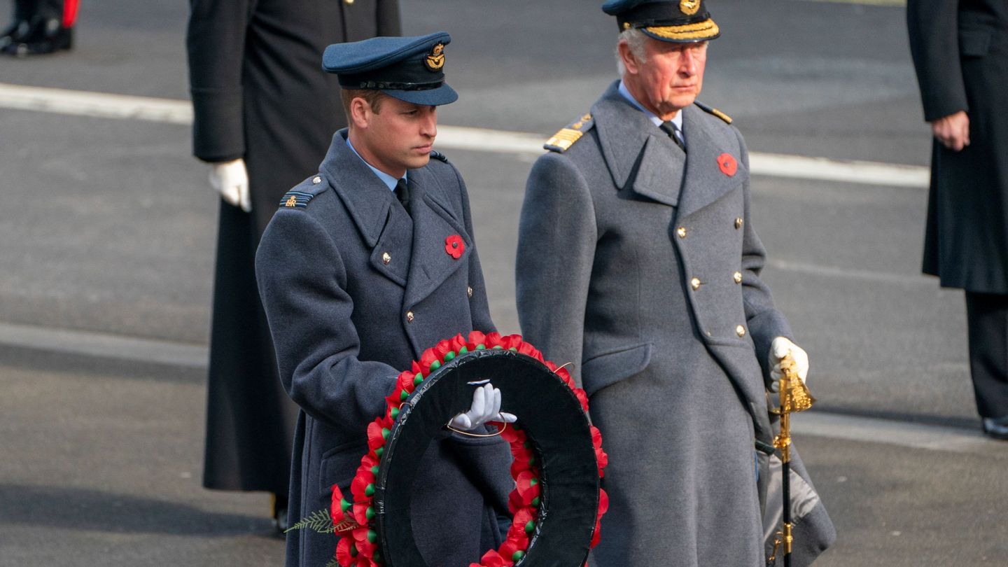 El príncipe Guillermo y su padre, en el Día del Armisticio. (Reuters)