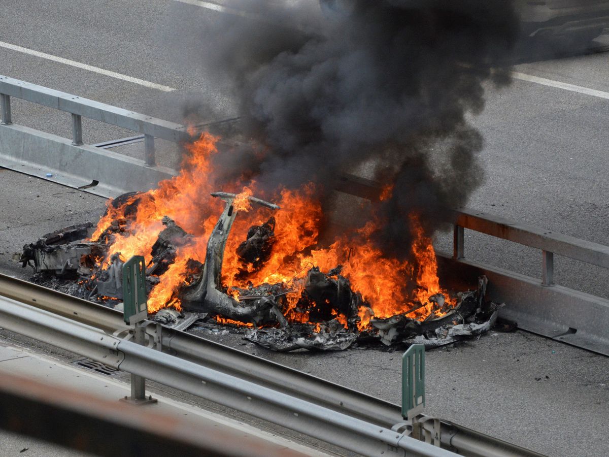 Foto: Un Tesla arde después de un accidente en Monte Ceneri, Suiza. (Reuters)