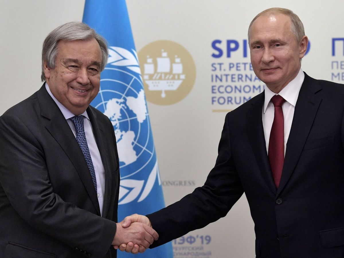 Foto: El presidente ruso, Vladímir Putin (dcha), saluda al secretario general de la ONU, António Guterres, en 2019. (EFE)