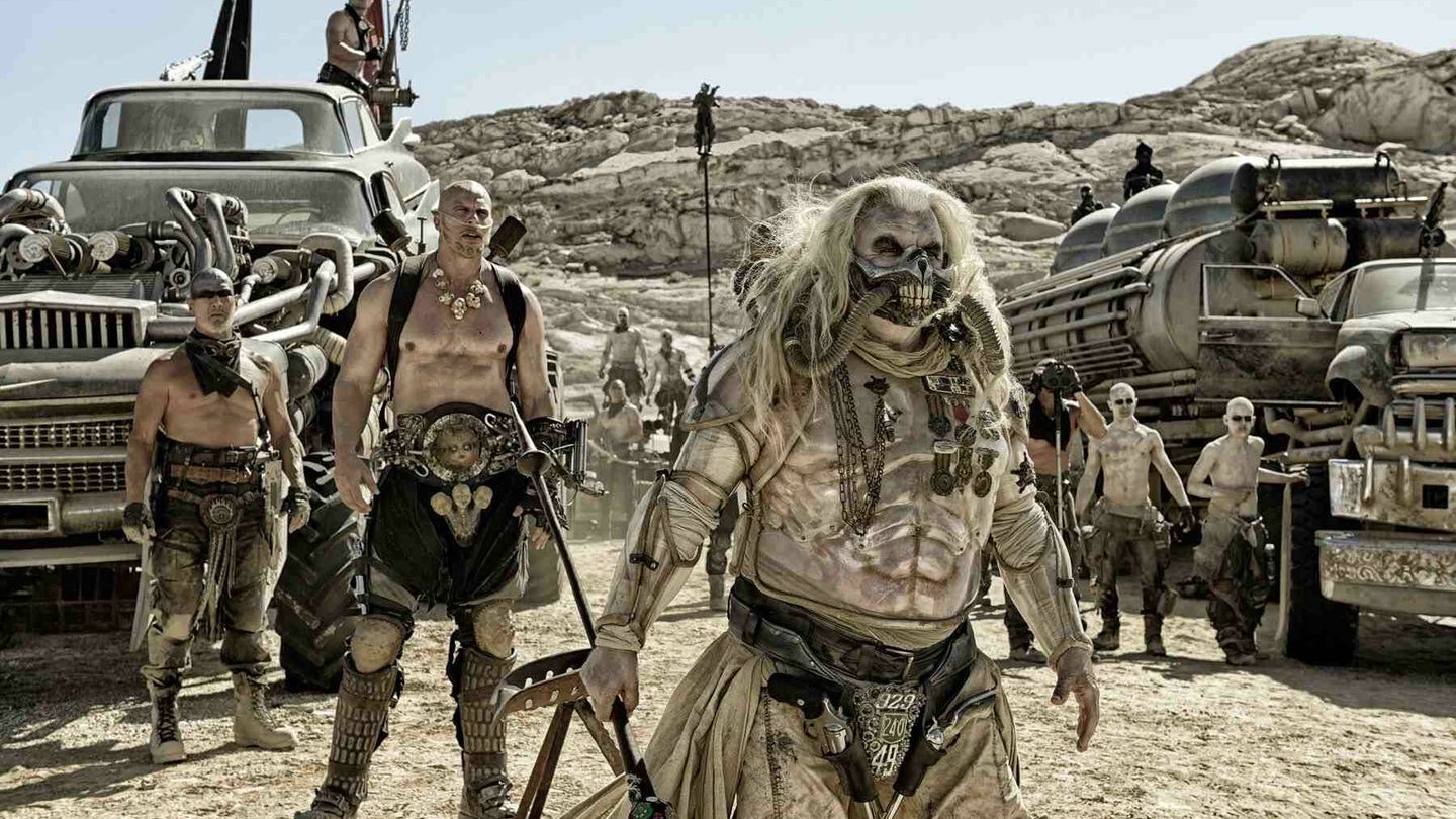 La vida es un carnaval hasta que se convierte en una película de ciencia ficción distópica. Fotograma de Mad Max Fury Road. (Warner Bros.)