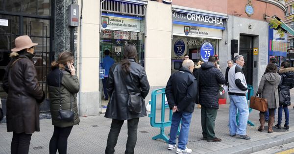 Foto: Colas en una administración de lotería de Bilbao para comprar un décimo. (EFE)