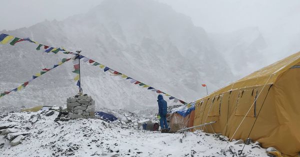 Foto: Vista del Campo base del Everest, cubierto por la nieve.
