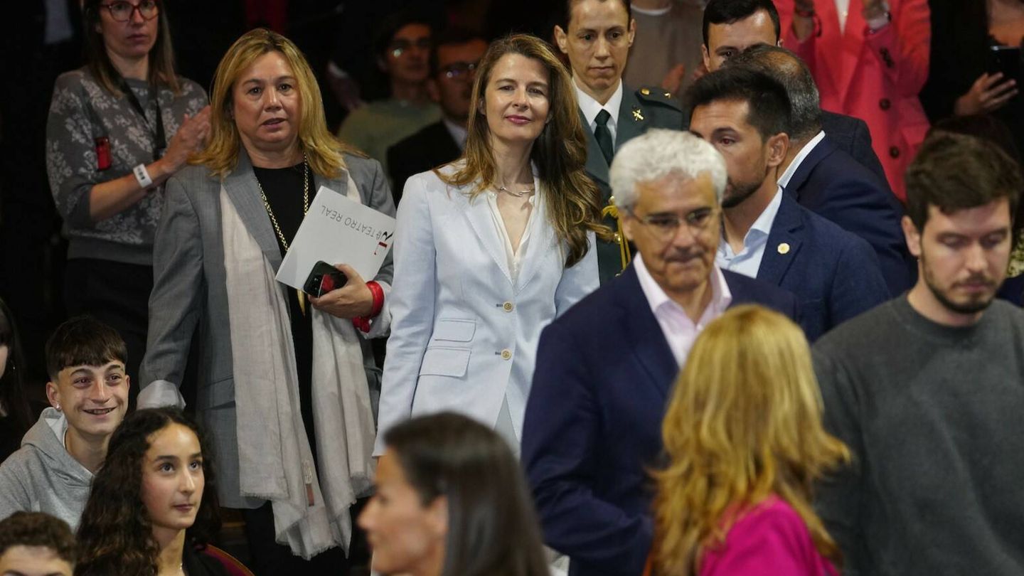 María Dolores Ocaña, junto a la reina Letizia en el Teatro Real. (Limited Pictures)