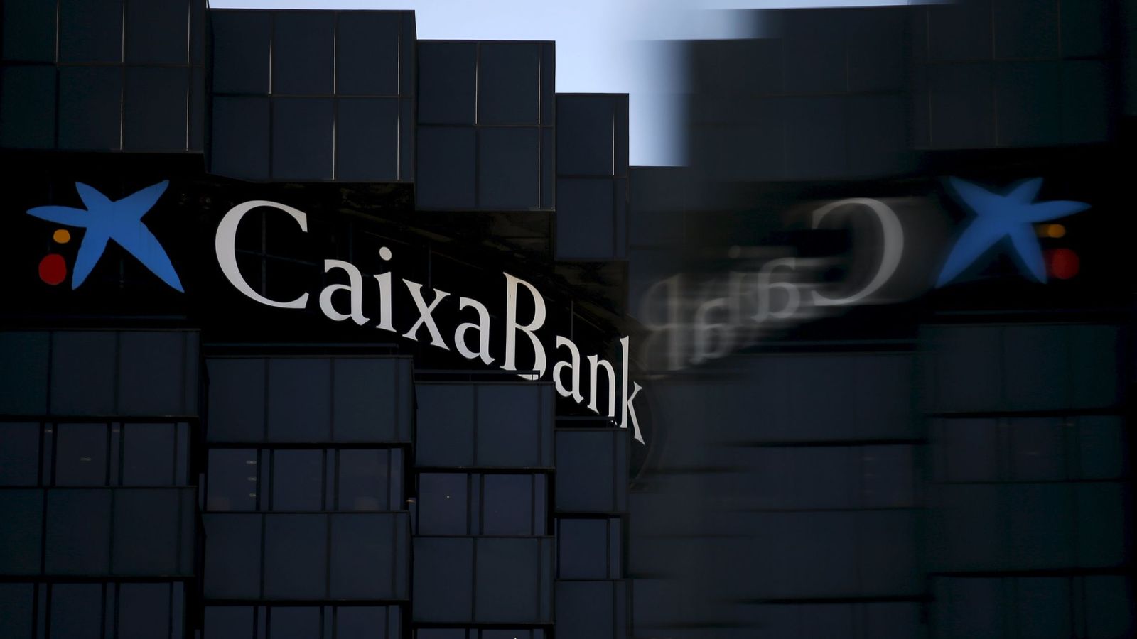 Foto: CaixaBank figura entre las entidades que están aclarando más en los contratos que no pagarán intereses a los hipotecados. (Reuters)