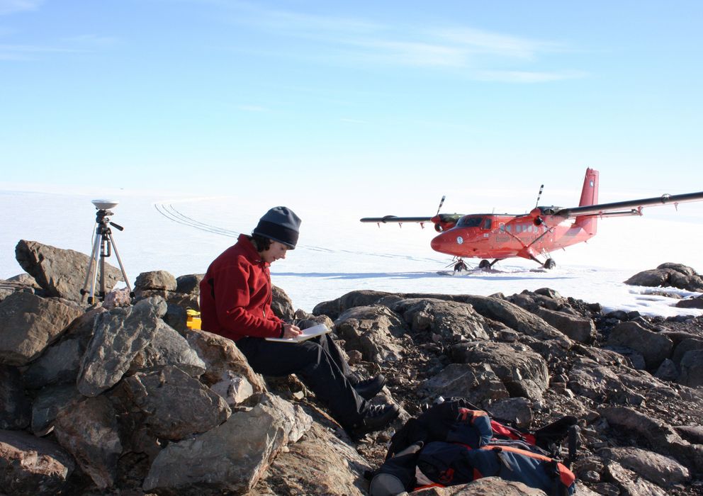 Foto: La científica Alison Cook consulta unos planos en la Antártida. (Reuters)