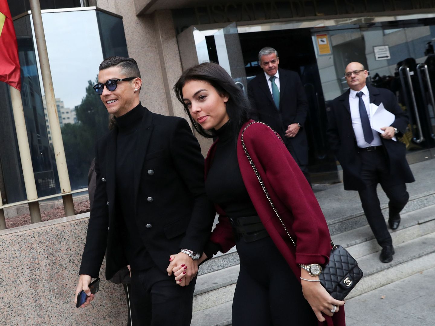 La pareja en la puerta de los juzgados. (Reuters)