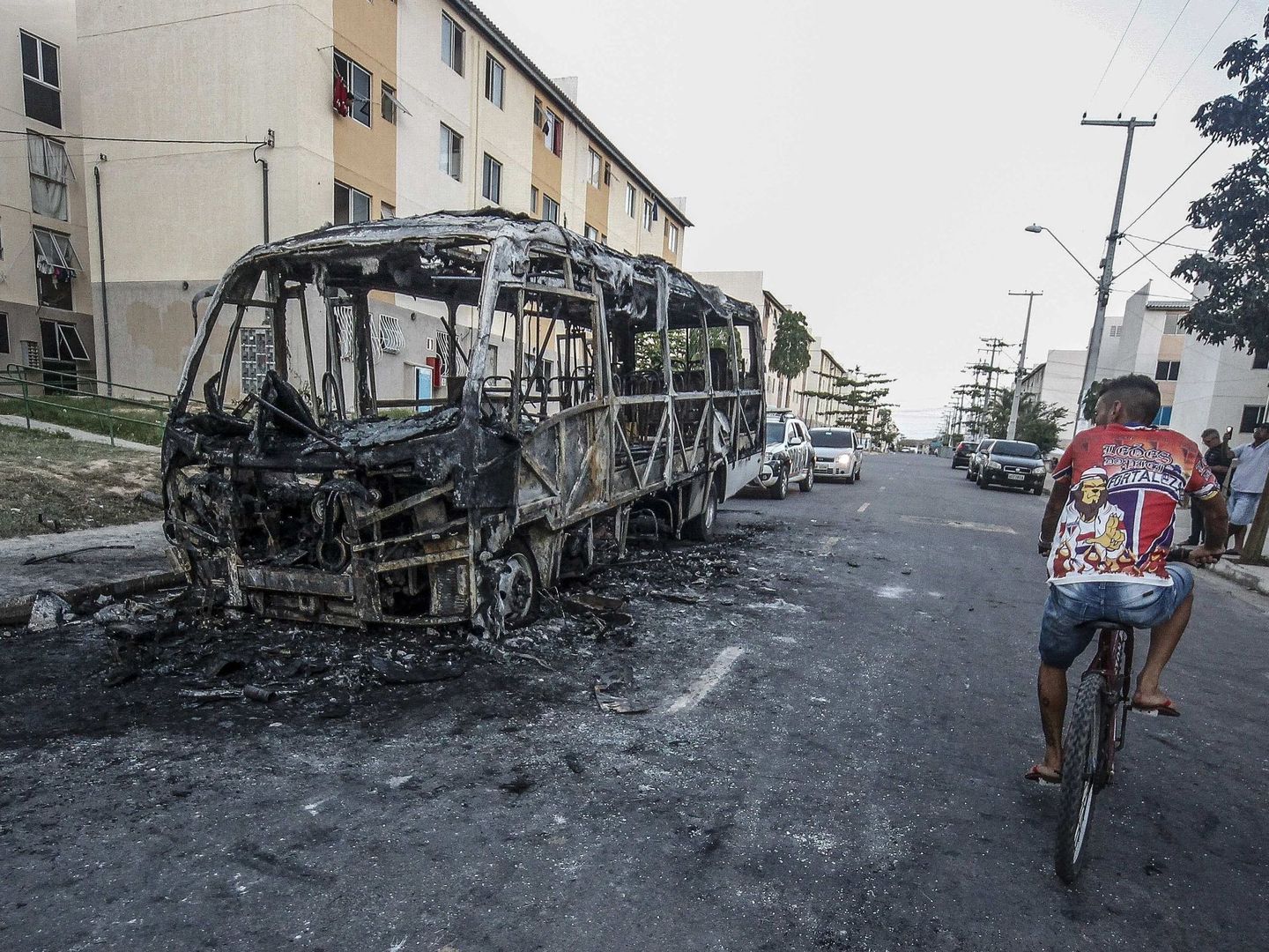 Un autobús quemado por las bandas criminales en Fortaleza, el 4 de enero de 2019. (EFE)