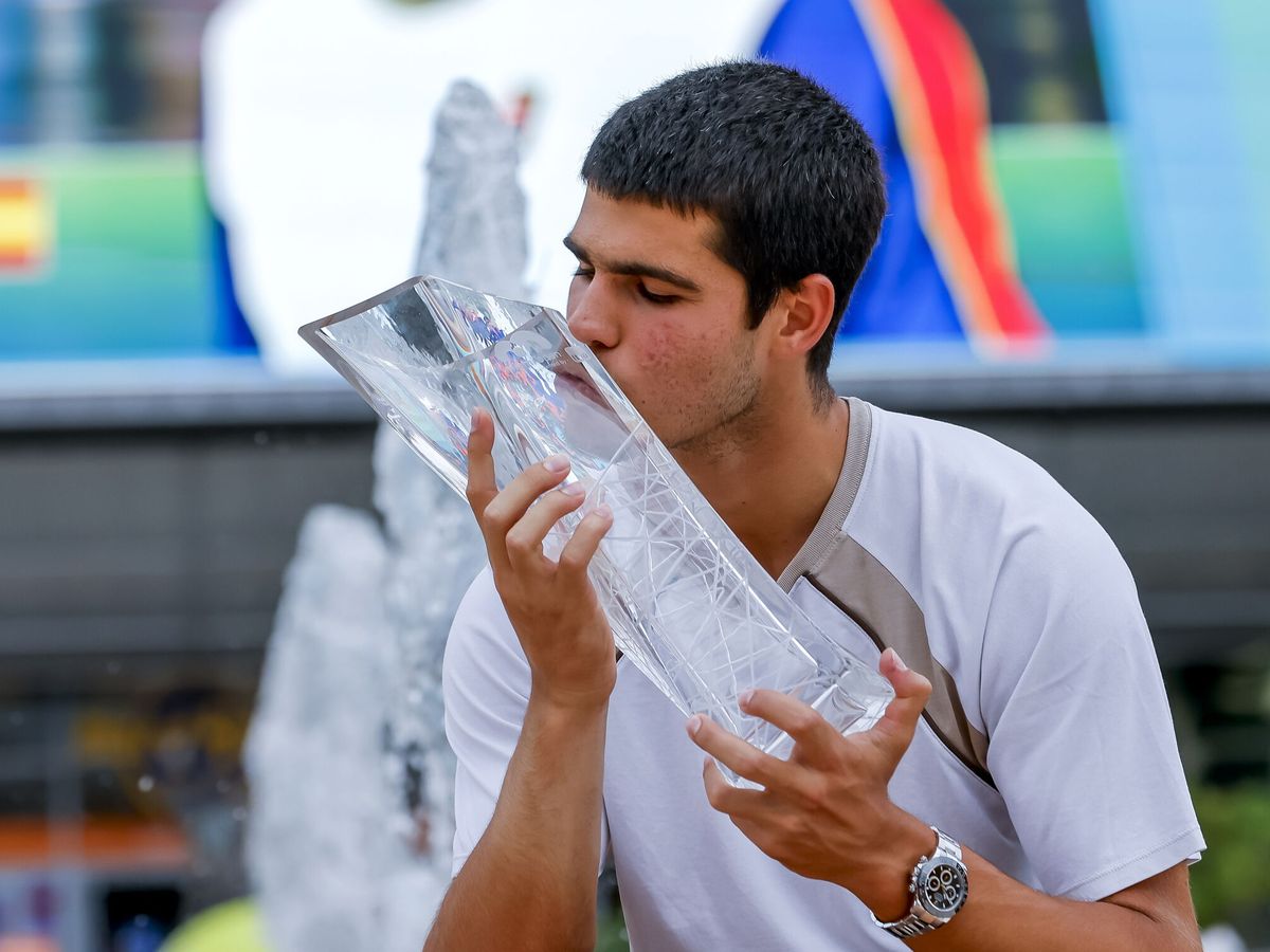 Foto: Carlos Alcaraz besa el trofeo del Open de Miami. (EFE/Erik S. Lesser)