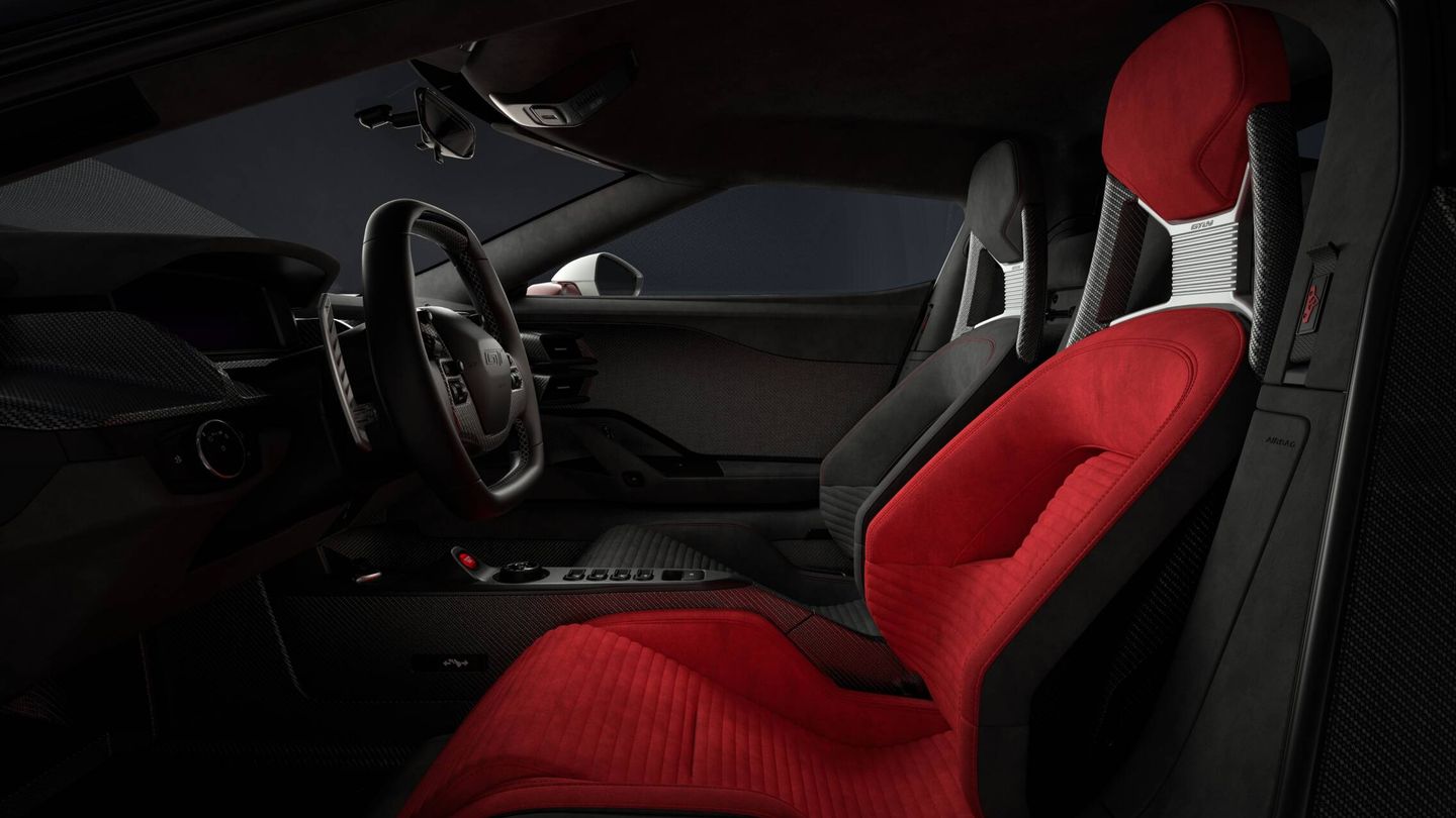 El asiento del conductor va en color rojo o azul, a juego con los detalles exteriores.