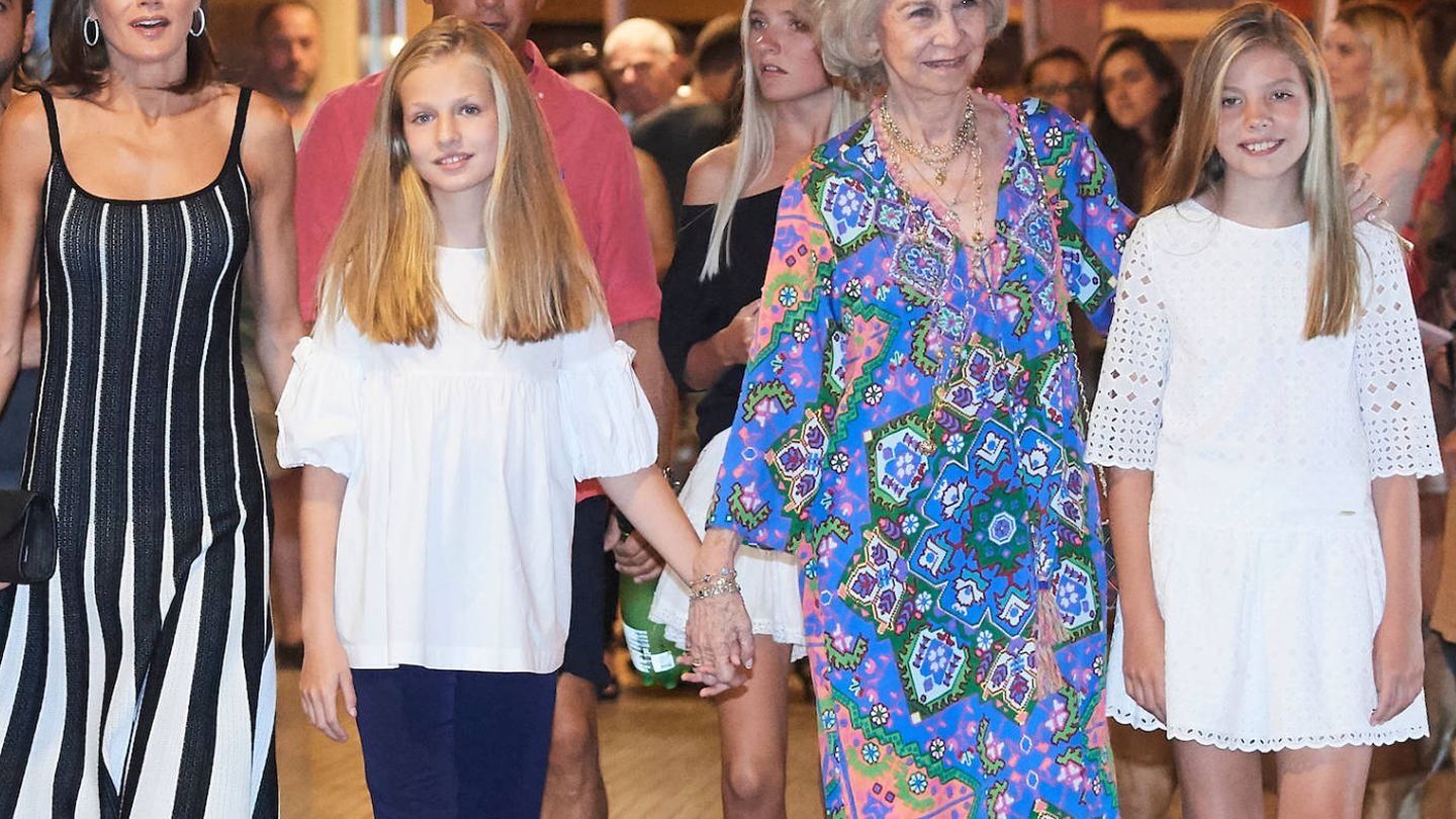 La reina letizia con Doña Sofía y sus hijas a salida del Auditorio de Palma de Mallorca. (Limited Pictures)