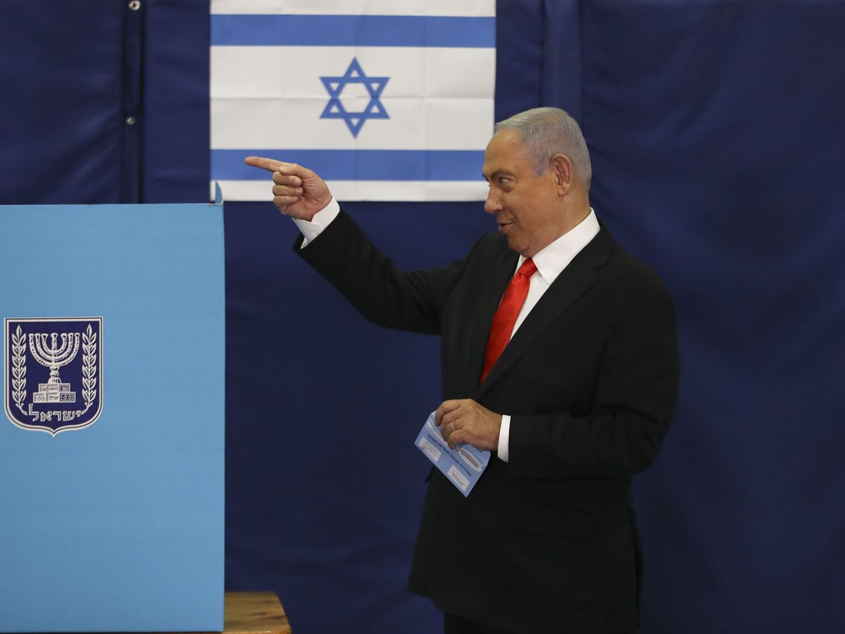 Foto: El primer ministro israelí, Benjamín Netanyahu, poco antes de depositar su voto en las urnas. (EFE)