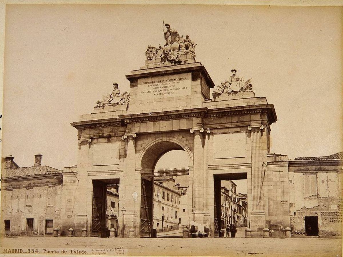 Foto: Puerta de Toledo en 1865. (Archivo municipal/Memoria de Madrid)