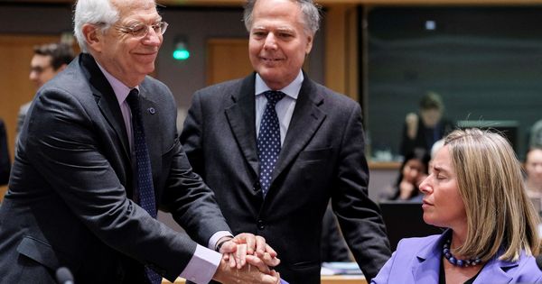 Foto: Borrell saluda a la jefa de la diplomacia europea (EFE)