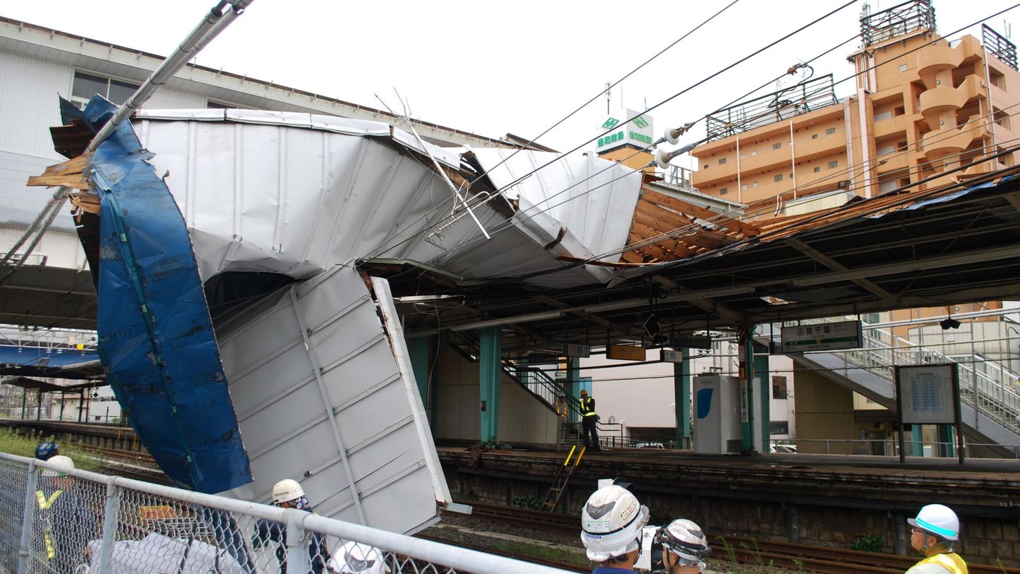Una vista del techo de una plataforma que fue destruida debido al fuerte viento generado por el tifón Faxai en la estación Higashi-Chiba en Chiba, cerca de Tokio, Japón. (EFE)