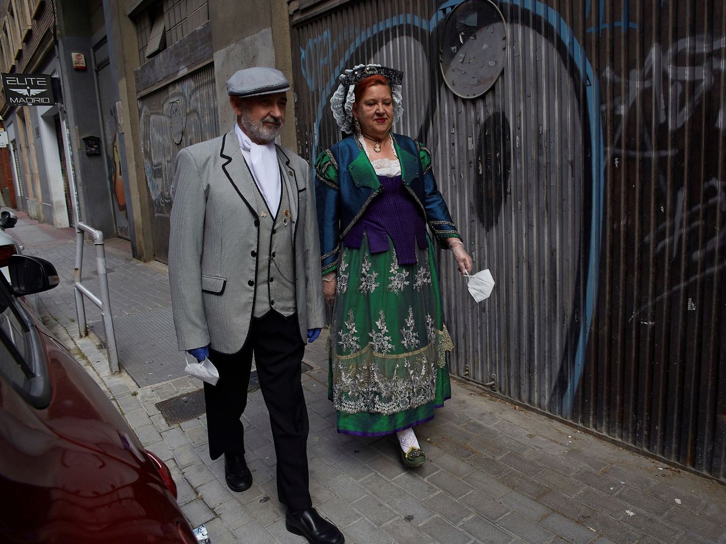 Una pareja camina vestida de chulapo y goyesca para celebrar San Isidro. (EFE/A. Márquez)