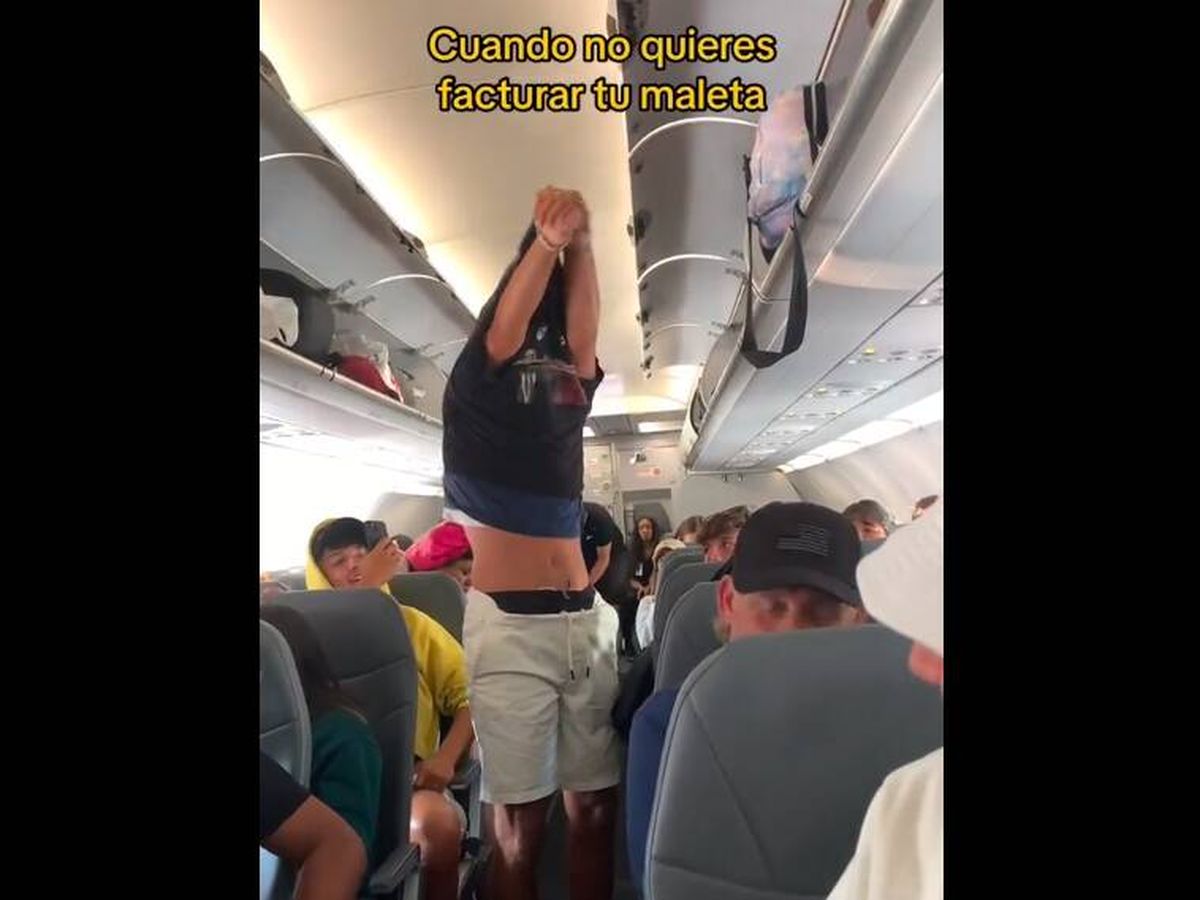 Foto: El chico comenzó a quitarse todas las prendas de ropa delante del resto de pasajeros (TikTok/@arnaualonso22)