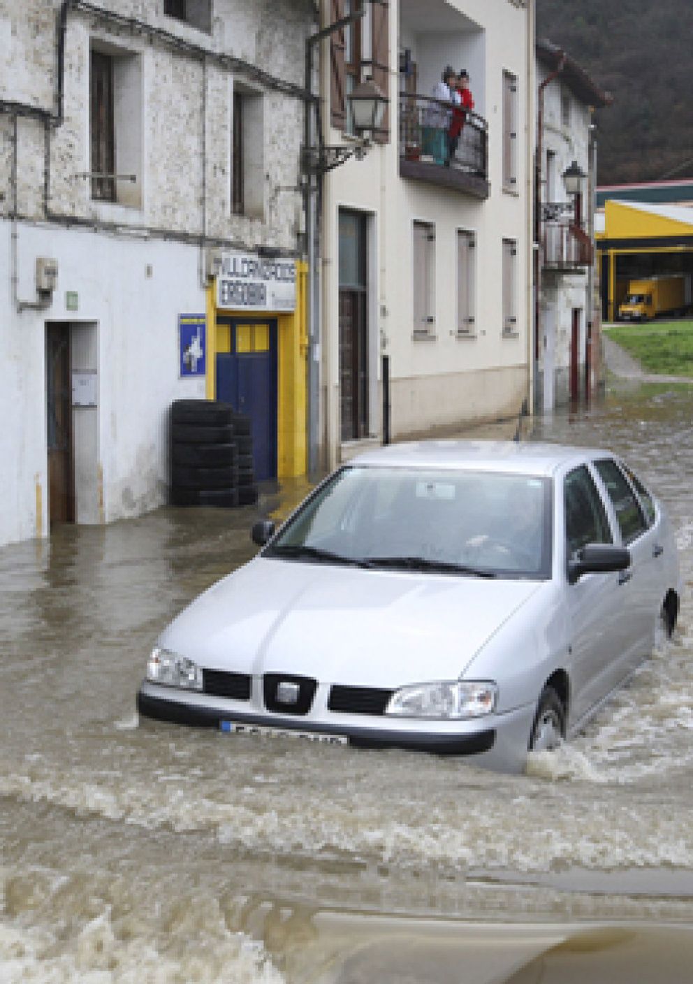 Foto: Carreteras cortadas y vecinos desalojados en San Sebastián e Irún por las inundaciones