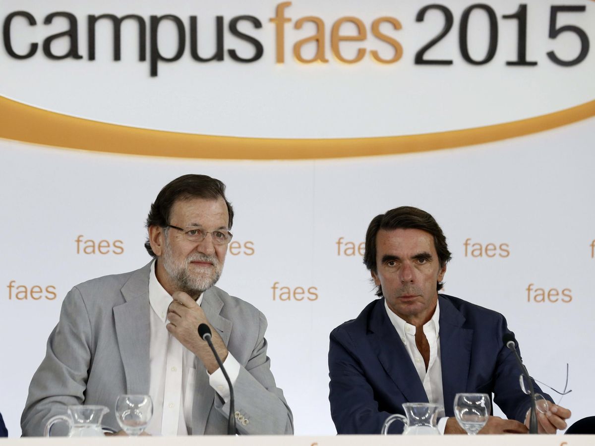 Foto: Los expresidentes Mariano Rajoy y José María Aznar en una imagen de archivo de 2015. (EFE)