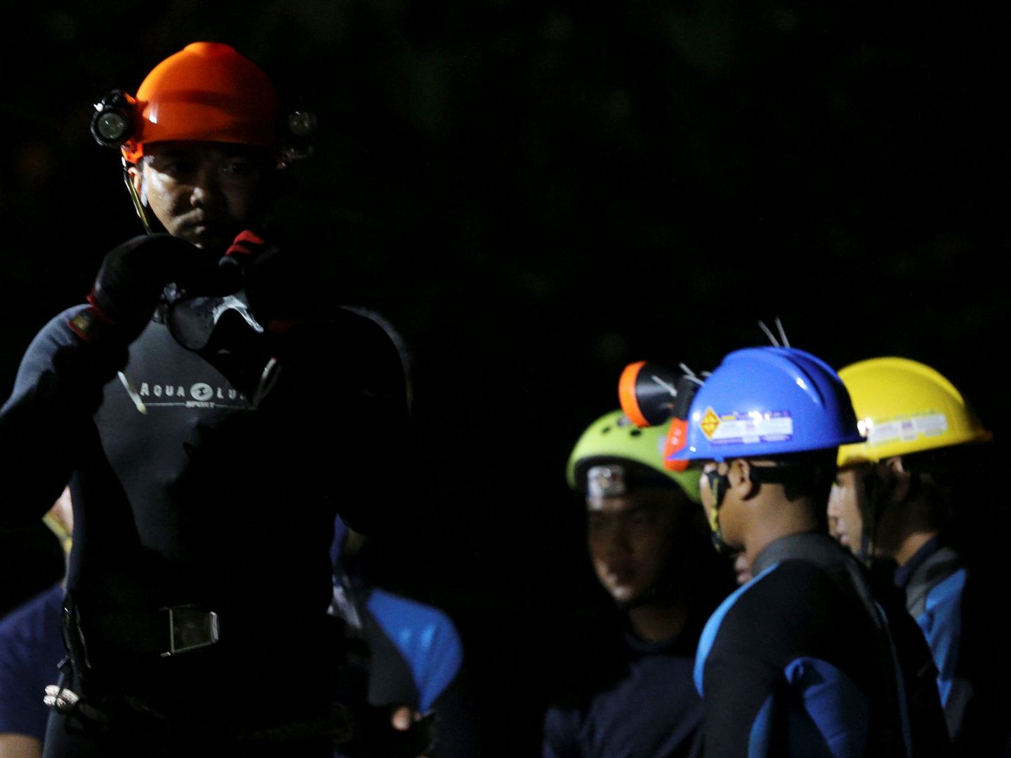 Buzos tailandeses se preparan para entrar en la cueva. (Reuters)