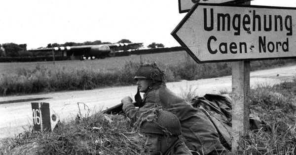 Foto: Soldados apostados en una encrucijada en Banville. (Cordon Press)