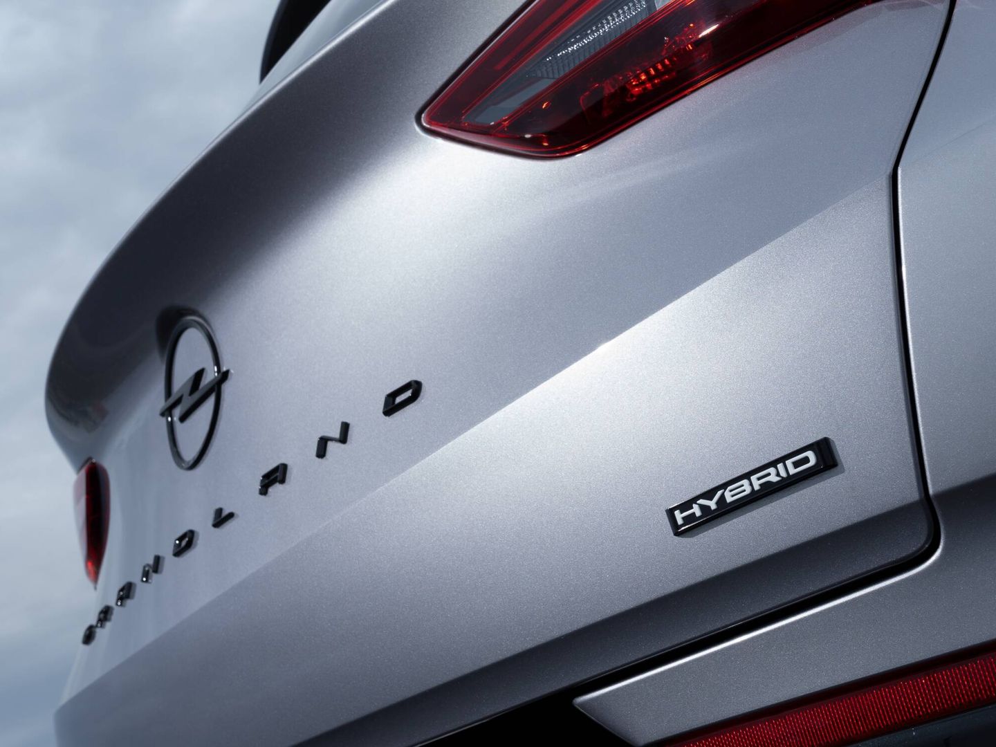 Bajo el logo de la marca y el nombre del modelo en letras se sitúa la denominación Hybrid.