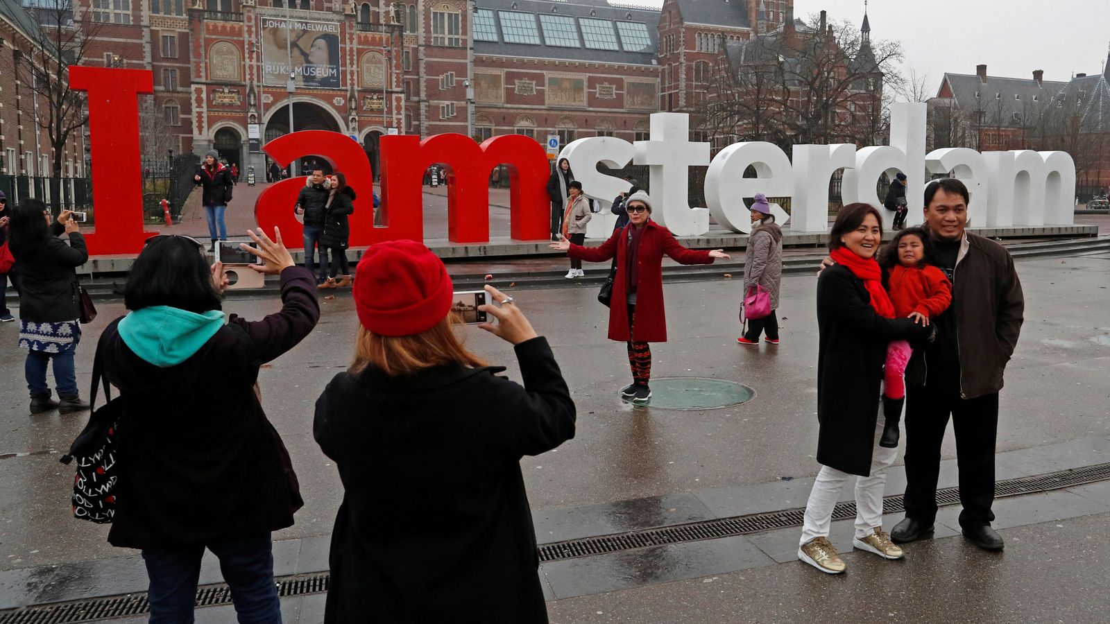 Turistas en Ámsterdam. (EFE)