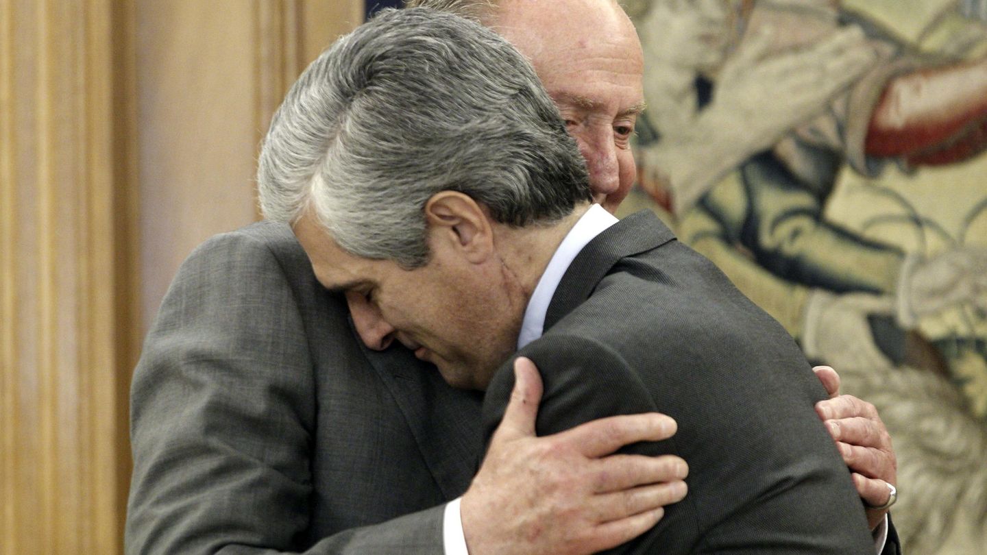 El rey Juan Carlos saludando de manera muy afectuosa a Adolfo Suárez Illana hijo, en una imagen de archivo. (EFE)