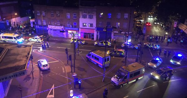 Foto: La Policía Metropolitana de Londres acordona la zona del atropello múltiple en Finsbury Park, norte de Londres. (Reuters)