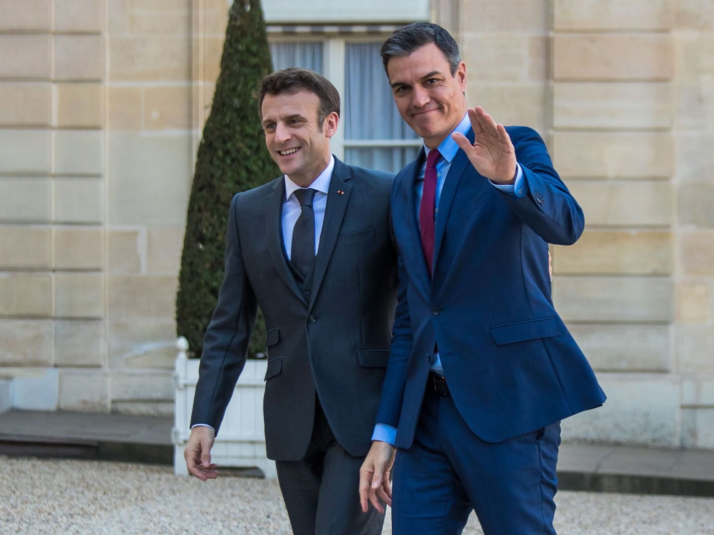 El presidente francés, Emmanuel Macron, recibe a su homónimo español, Pedro Sánchez, en el Palacio del Elíseo. (EFE/Christophe Petit Tesson)