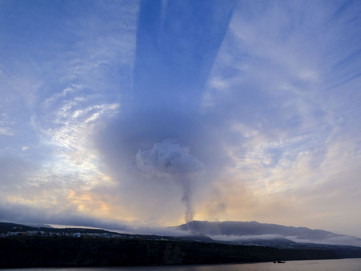 Foto: Columna de humo y cenizas del volcán de La Palma (EFE)