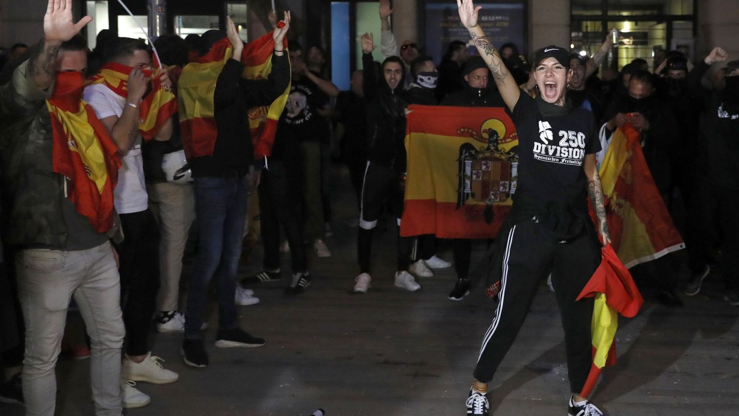 Manifestantes realizan el saludo fascista en Barcelona. (EFE)