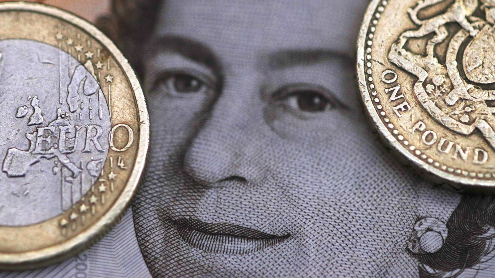 Foto: Monedas de euro y libra sobre el retrato de la Reina de Inglaterra./REUTERS