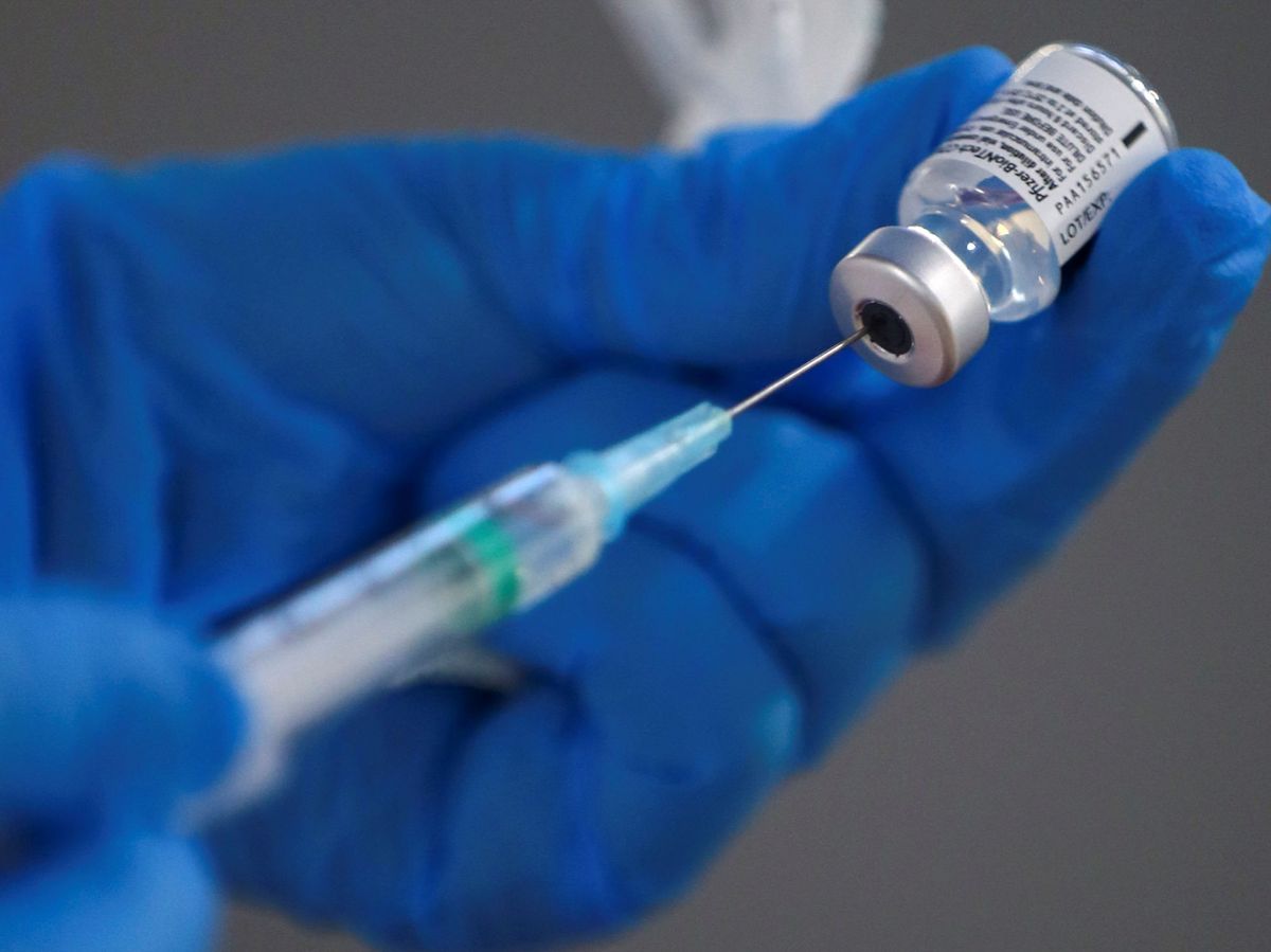 Foto: Una enfermera prepara la vacuna del covid-19. (Reuters)